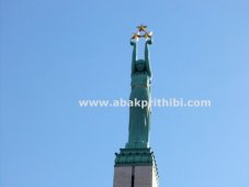 the-freedom-monument-riga-latvia-6
